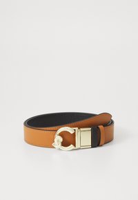 Cintura in pelle marrone con finitura testurizzata, dotata di una fibbia tono oro e di un design bicolore, completata da un interno nero liscio.