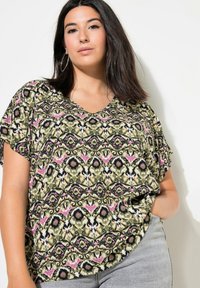 Groene, zwarte en roze gestreepte V-hals blouse. Losvallend met korte mouwen en een zachte textuur. Bevat een decoratieve print over het geheel.