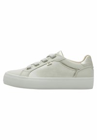Sneaker grigio chiaro realizzato in pelle liscia e tessuto testurizzato, con lacci piatti, colletto imbottito e suola in gomma bianca con righe.