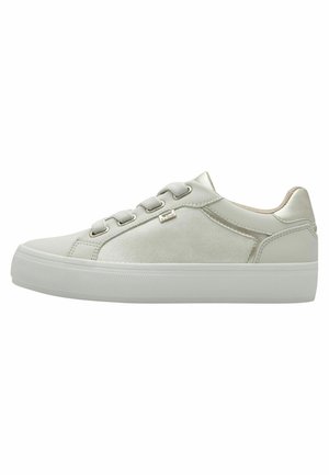 Sneaker grigio chiaro realizzato in pelle liscia e tessuto testurizzato, con lacci piatti, colletto imbottito e suola in gomma bianca con righe.
