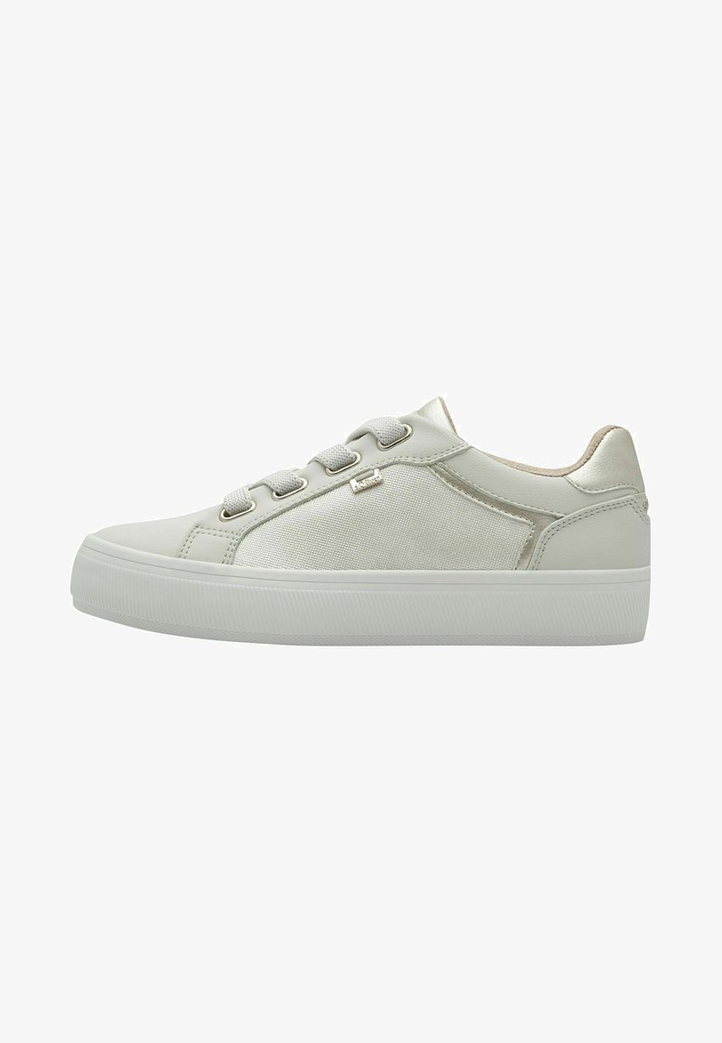 Light gray sneaker made of smooth leather and textured fabric, featuring flat laces, a cushioned collar, and a white, ridged rubber sole.