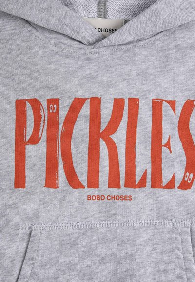 Sudadera con capucha gris con texto grande en naranja "PICKLES" y texto más pequeño "BOBO CHOSES" encima del bolsillo delantero.