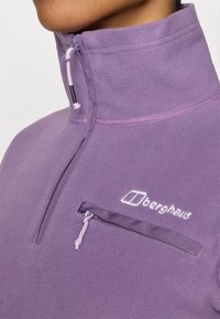 Fleece-Pullover in sanftem Lila mit Viertelreißverschluss. Mit gesticktem Logo und Brusttasche mit kontrastierendem Reißverschluss und Zugband.