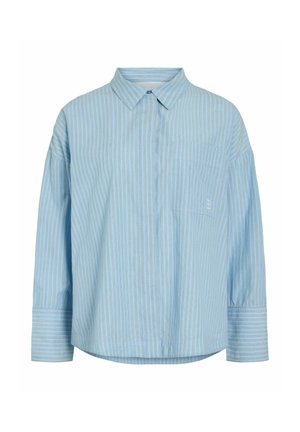 Chemise bleu clair à manches longues avec fines rayures verticales, patte de boutonnage cachée, col pointu et poche poitrine sur le côté gauche.