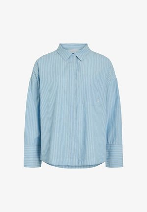 Chemise bleu clair à manches longues avec fines rayures verticales, patte de boutonnage cachée, col pointu et poche poitrine sur le côté gauche.