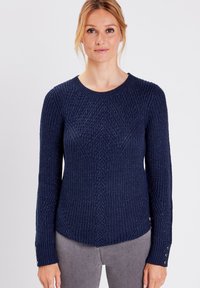 Marineblauer gestrickter Pullover mit einem strukturierten Muster, Rundhalsausschnitt, langen Ärmeln und Knopfakzenten an den Bündchen. Weicher Stoff.