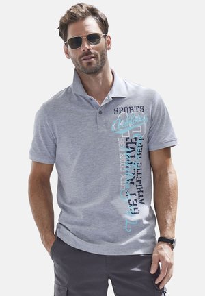 Graues Poloshirt mit einer Knopfleiste mit drei Knöpfen, kurzen Ärmeln und grafischem Textdesign in Blau und Dunkelblau auf einer Seite.
