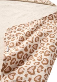 Beige Decke mit weicher Textur, mit einem Rand aus braunem und pinkem Herz-Leopardenmuster. Runde Form mit einer kontrastierenden, sandfarbenen Unterseite.