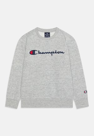 Lysegrå langærmet sweatshirt med marineblåt og rødt Champion-logo på tværs af brystet og en lille logopatch på venstre ærmekant.