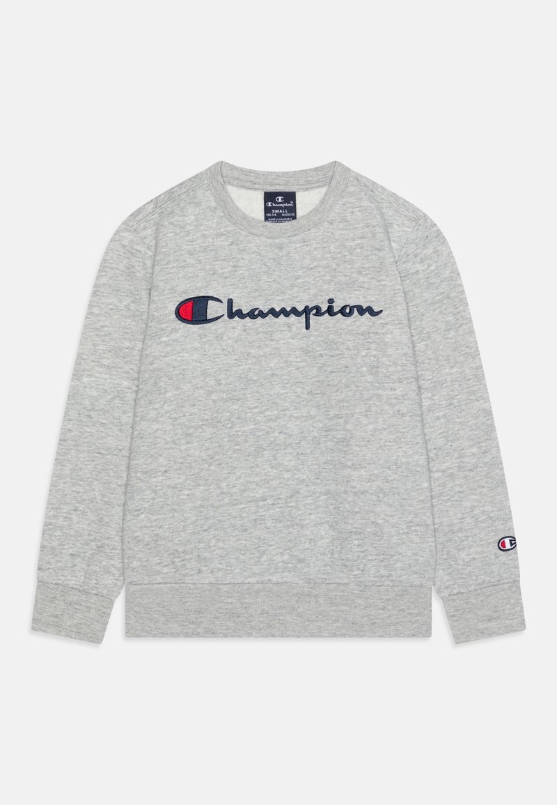 Sweat-shirt gris clair à manches longues avec un logo Champion bleu marine et rouge traversant la poitrine, ainsi qu'un petit patch logo sur le poignet de la manche gauche.