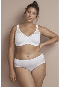 Witte bh met een bovenstuk van mesh, onderbrstel ondersteuning en een decoratieve strik in het midden. Bijpassende witte slip met kantaccenten aan de zijkanten. Zachte textuur.