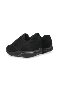 Un paio di scarpe da ginnastica nere con pannelli in mesh e suede, suole spesse e imbottite, e suole esterne nere con battistrada, angolate per mostrare le viste posteriori e laterali.