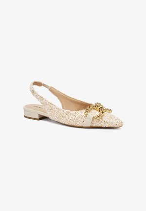 Scarpa flat slingback in materiale intrecciato beige con embellimenti dorati sulla punta, forma appuntita e tacco basso a blocco.