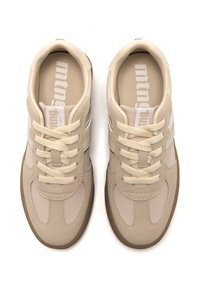 Paire de baskets beige et marron clair à lacets, avec bouts arrondis et semelles intérieures rembourrées, sur fond blanc.