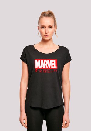 Schwarzes T-Shirt mit kurzen Ärmeln, das ein großes rotes "MARVEL"-Logo in der Mitte zeigt. Es besteht aus weichem Stoff und hat einen lässigen Schnitt.