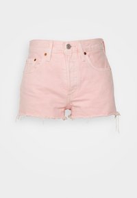 Pantalones cortos de mezclilla rosa claro con cierre de botón y cremallera, bolsillos frontales, presillas para cinturón y bordes deshilachados.