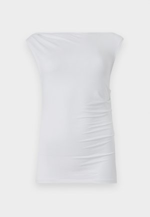 Haut blanc décolleté fait en tissu doux ; présente une coupe ajustée avec des fronces discrètes sur les côtés et une texture lisse.