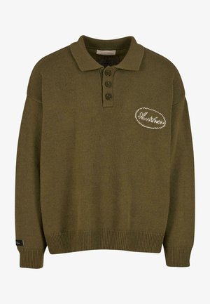 Pull-over polo en tricot vert, avec un col et une patte de boutonnage à trois boutons, en tissu texturé et avec un logo brodé blanc sur la poitrine.