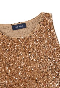 Beige ärmelloses Oberteil, das mit kleinen, schimmernden Pailletten bedeckt ist. Texturierter Stoff mit einem runden Ausschnitt und einem Etikett mit der Aufschrift "PIOMBO."