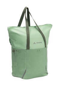 Groene totebag gemaakt van gerecycled materiaal, met een gestructureerde afwerking, een twee- tonen ontwerp, lange handvatten en een logo dat op de voorkant is gedrukt.