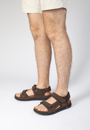 Bruine leren sandalen met verstelbare banden, open neusontwerp, rubberen zool en zichtbare stiksels. Geschikt voor casual wear in warm weer.