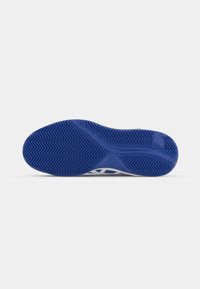 Semelle en caoutchouc bleue avec un motif en zigzag, présentant une surface lisse et une légère texture. Conçue pour l'adhérence et la traction.
