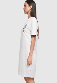 Merchcode LIFE IS BETTER SLIT  - Dzsörzéruha - white