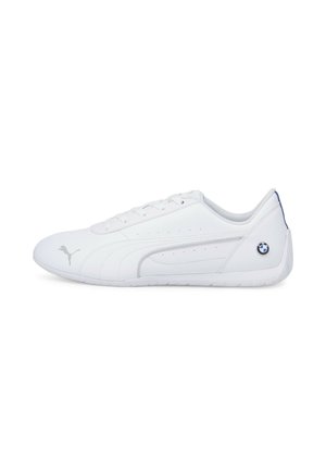 Baskets blanches Puma avec le logo BMW au talon et le logo Puma sur l’orteil, affichées de profil sur fond blanc.