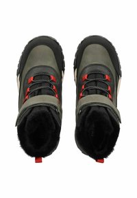 Botas de invierno verdes y negras con forro de piel sintética, acentos rojos, cordones negros y una suela de goma texturizada. Cierre de correa cerca del tobillo.