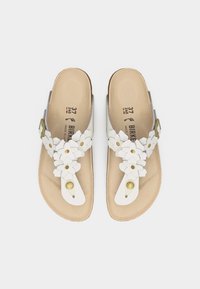 Άσπρα σανδάλια Birkenstock με μπεζ πέλματα, λουριά με ανθικό σχέδιο και χρυσά αγκράφες, μέγεθος 37, τοποθετημένα σε λευκό φόντο.