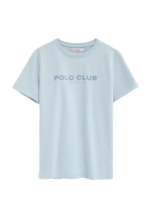 Camiseta de manga corta azul claro con "POLO CLUB" bordado en azul más oscuro en el pecho y cuello redondo.