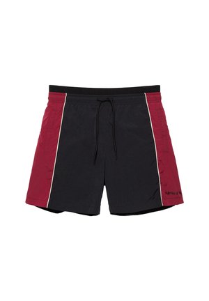 Short de bain noir et rouge foncé avec passepoil blanc sur les côtés et cordon noir à la taille élastique, plié à plat sur fond blanc.