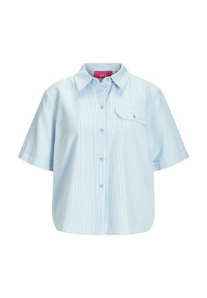 Lichtblauw shirt met korte mouwen met witte verticale strepen, knoopsluiting en één borstzak, gemaakt van een gladde, lichte stof.