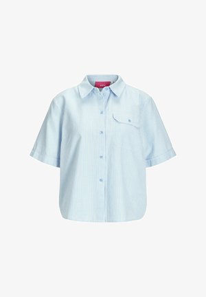 Lichtblauw shirt met korte mouwen met witte verticale strepen, knoopsluiting en één borstzak, gemaakt van een gladde, lichte stof.