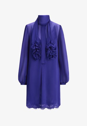 Violet chiffon-mekko, jossa on korkea kaula-aukko, pitkät hihat ja röyhelöitä edessä. Alareunassa on pitsikoriste.