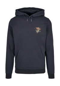 Mörkblå hoodie i bomullsblandning, med en framficka i känguru-stil och en liten, f�ärgglad grafisk design på bröstet.