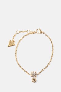 Pulseira em tom dourado com design de corrente torcida, apresentando um charme cúbico decorado com cristais transparentes e um pendente em forma de coração.