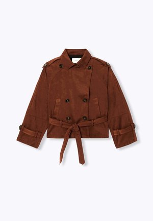 Veste marron courte à double boutonnage avec taille ceinturée et manches, épaulettes et détails boutonnés sur un fond uni.