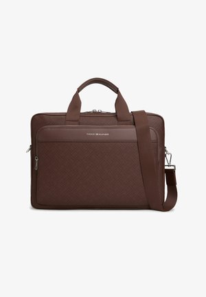Brązowa teksturowana skórzana torba na laptopa z górnymi uchwytami, przednią kieszenią na zamek oraz regulowanym paskiem na ramię, z logo marki Tommy Hilfiger z przodu.