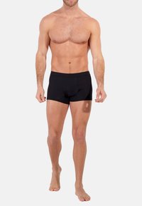 Svarta boxershorts i mjukt, stretchigt tyg, med en sömlös midja och en åtsittande passform som ökar komforten och stödet.