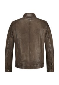 Braune Lederjacke mit hochgeschlossenem Kragen, strukturierten Schulterpaneelen, gesteppten Akzenten und runden, wattierten Ellenbogenpatches.