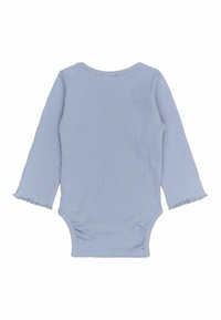 Bodysuit de manga larga azul claro con textura acanalada, escote redondeado y puños deshilachados en las mangas. Cierre de presión clásico en la parte inferior.