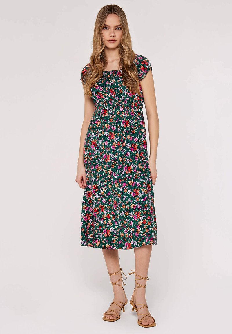 Vestido midi floral con un fondo verde oscuro, flores coloridas en rosa y rojo, cuerpo fruncido y mangas cortas abullonadas.