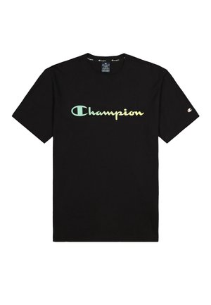 Zwarte katoenen T-shirt met een groot, gradient “Champion” logo in pastelkleuren over de voorkant. Korte mouwen en ronde hals.