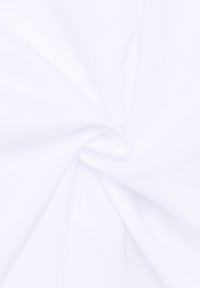 Witte stof met een gladde textuur, dicht geweven. Toont een subtiele glans en zachte val. Ideaal voor verschillende textieltoepassingen.