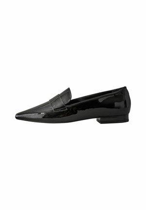 Schwarze Lacklederloafer mit spitzem Zehenbereich, einer Vorderlasche, niedrigem Blockabsatz und glatter, glänzender Oberfläche.
