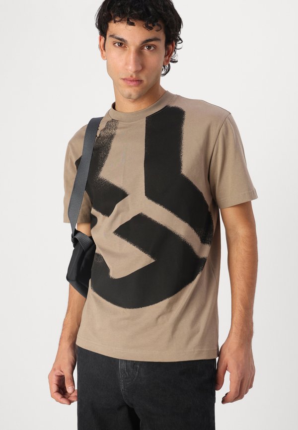 MONOGRAM BLEACHED - Print T-shirt - desert taupe2
