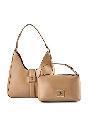 Zwei beige Lederhandtaschen, eine mittlere mit Schulterriemen und vorderem Verschluss, und eine kleinere mit Griff und Reißverschluss, beide mit Metall-Logoplättchen.