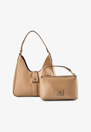 Dos bolsos de cuero beige, uno mediano con una correa para el hombro y un broche frontal, y uno más pequeño con un asa y cremallera, ambos con placas metálicas con el logo.