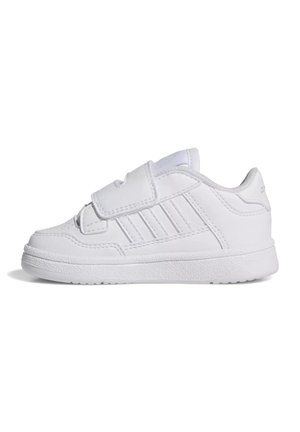 Sneaker basse completamente bianche con doppio strap in velcro, suola testurizzata e sottili strisce laterali, pensate per un uso casual.